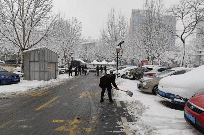 干部职工齐上阵，扫雪除冰暖民心！市住建局积极开展扫雪除冰活动